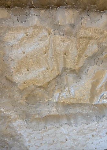 Beyaz Parlak Fırfırlı Yatak Örtüsü - Görsel 5