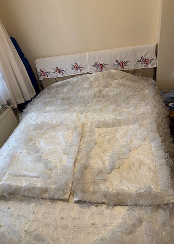 Beyaz Parlak Fırfırlı Yatak Örtüsü - Görsel 3