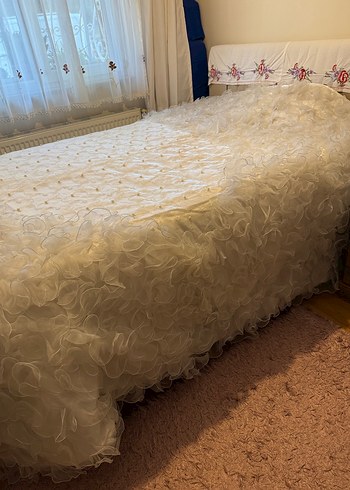 Beyaz Parlak Fırfırlı Yatak Örtüsü - Görsel 2