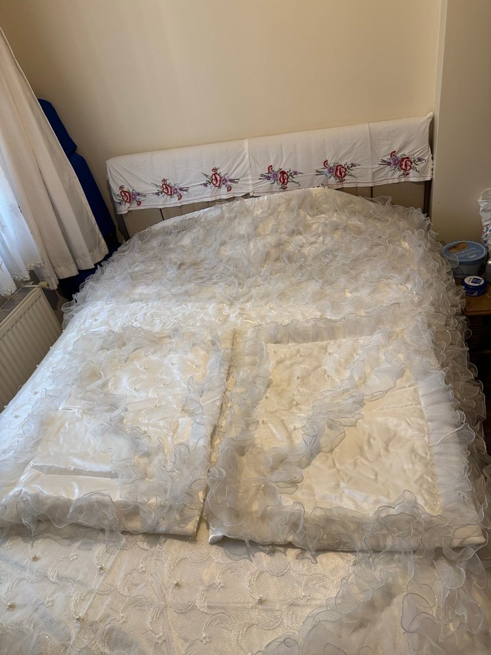 Beyaz Parlak Fırfırlı Yatak Örtüsü - Görsel 3