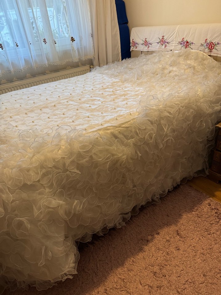 Beyaz Parlak Fırfırlı Yatak Örtüsü - Görsel 2