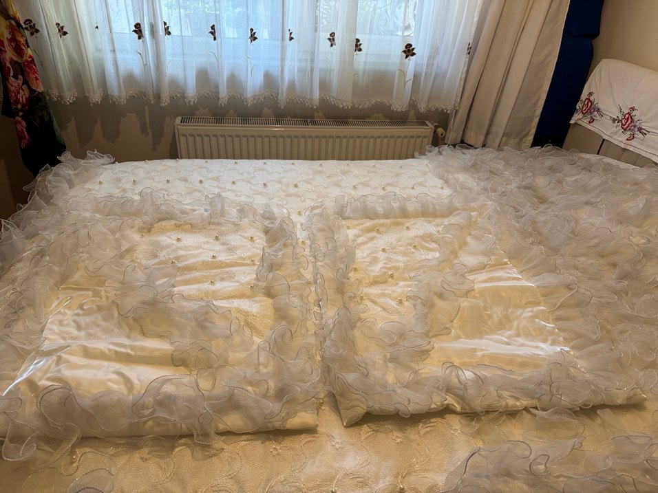 Beyaz Parlak Fırfırlı Yatak Örtüsü - Görsel 4