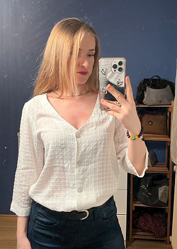 V Yaka Beyaz Kadın Gömlek - Görsel 2