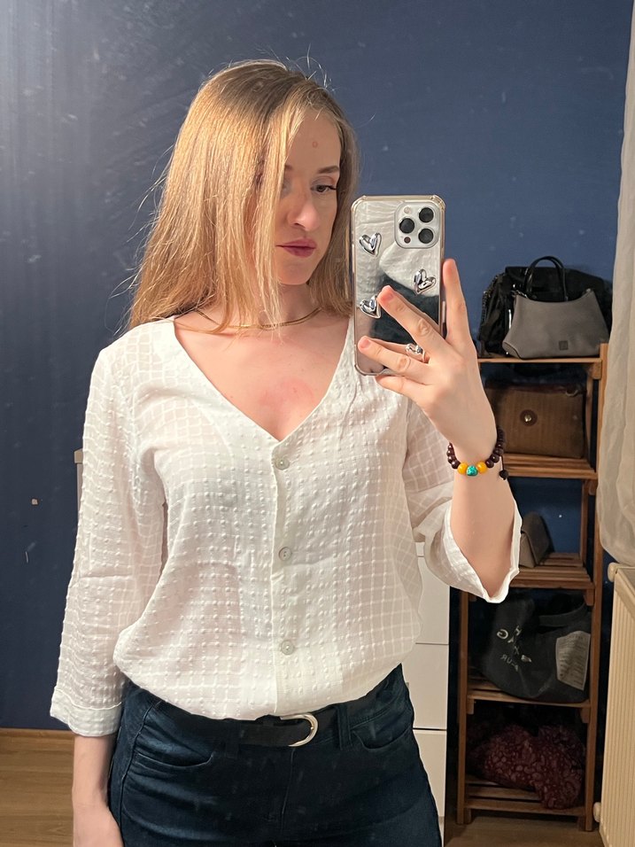 V Yaka Beyaz Kadın Gömlek - Görsel 2