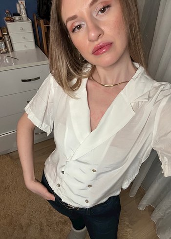 Yargıcı Saten Düğmeli Beyaz V Yaka Kadın Gömlek - Görsel 3