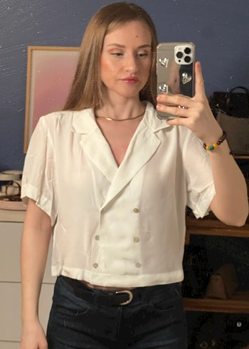 Yargıcı Saten Düğmeli Beyaz V Yaka Kadın Gömlek - Görsel 2