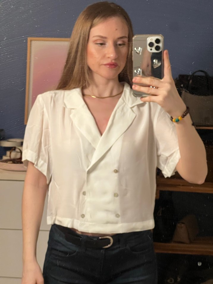 Yargıcı Saten Düğmeli Beyaz V Yaka Kadın Gömlek - Görsel 2