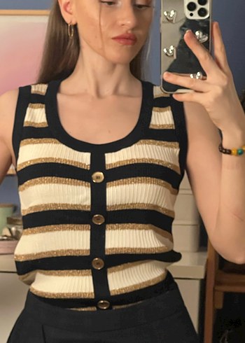 Night Zoom - Mert Aslan Tasarım - Düğmeli Çizgili Bej Süveter - Görsel 2