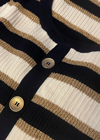 Night Zoom - Mert Aslan Tasarım - Düğmeli Çizgili Bej Süveter - Görsel 6