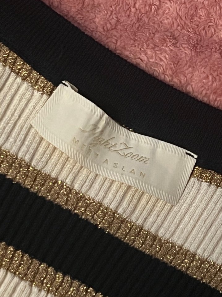 Night Zoom - Mert Aslan Tasarım - Düğmeli Çizgili Bej Süveter - Görsel 5