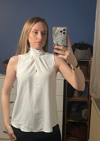 Beyaz Saten Halter Yaka Kolsuz Şık Bluz - Görsel 2