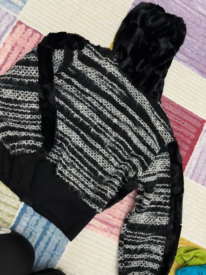 Kapüşonlu tüylü kısa ceket - Görsel 2