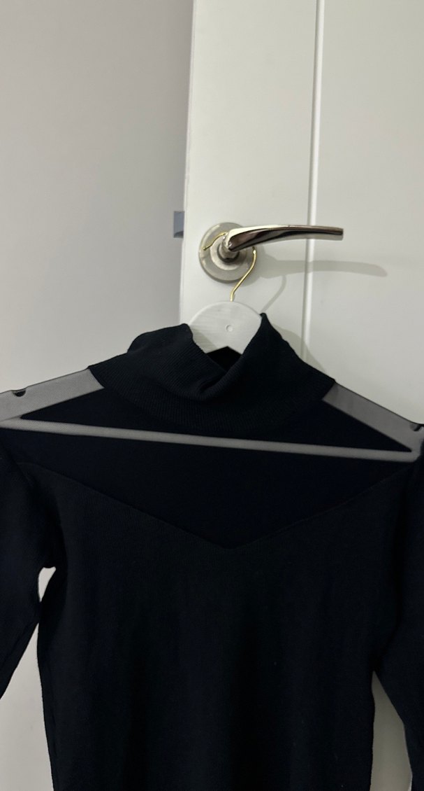 Siyah Yüksek Yakalı Uzun Kollu Bluz - Görsel 2