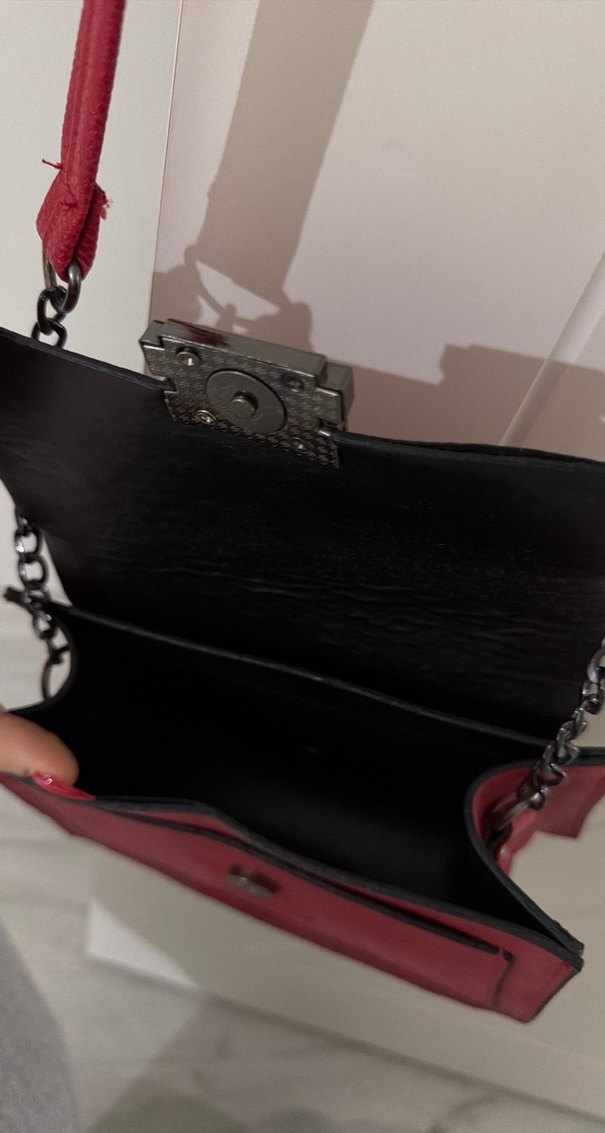 Zincir Detaylı Kırmızı Deri Kadın Çanta - Görsel 3