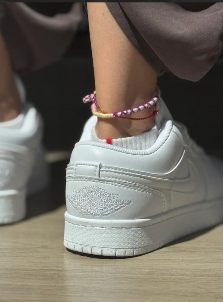 Air Jordan beyaz günlük sokak tarzıyla çok şık bir ayakabı - Görsel 2