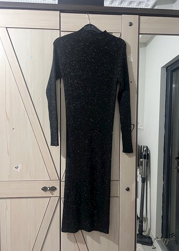 Siyah Yüksek Yakalı Uzun Kollu Beden Oturan Elbise - Görsel 3