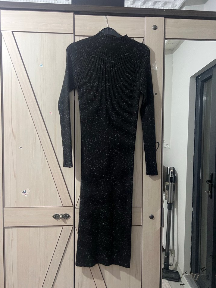 Siyah Yüksek Yakalı Uzun Kollu Beden Oturan Elbise - Görsel 3