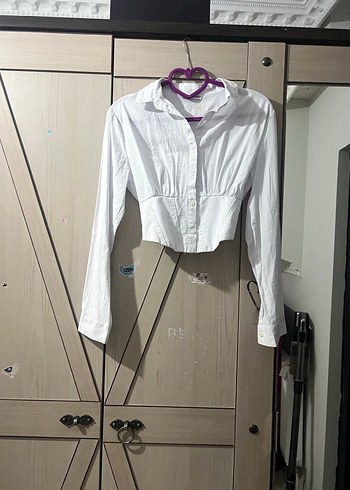 Beyaz Düğmeli Kısa Kesim Kadın Gömlek - Görsel 2