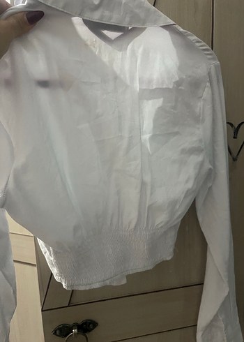 Beyaz Düğmeli Kısa Kesim Kadın Gömlek - Görsel 3