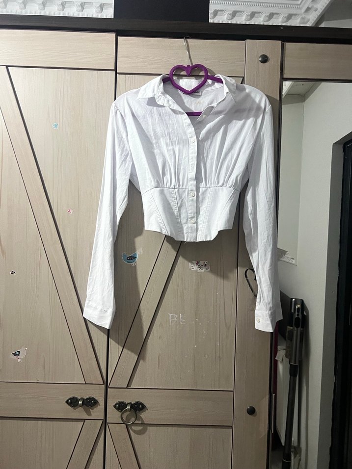 Beyaz Düğmeli Kısa Kesim Kadın Gömlek - Görsel 2