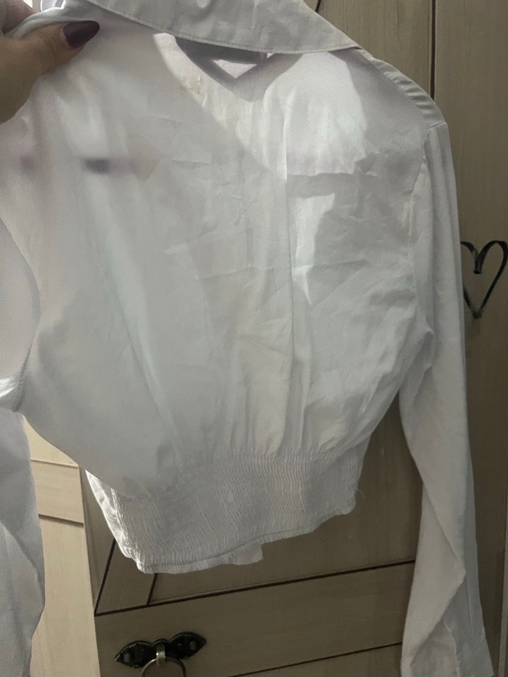 Beyaz Düğmeli Kısa Kesim Kadın Gömlek - Görsel 3