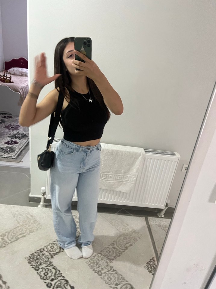 Siyah Yüksek Yakalı Kadın Atlet - Görsel 3