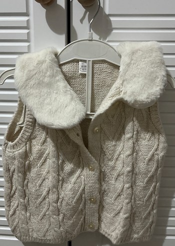 Kız Çocuk Beyaz Kürklü Örgü Yelek - Görsel 2