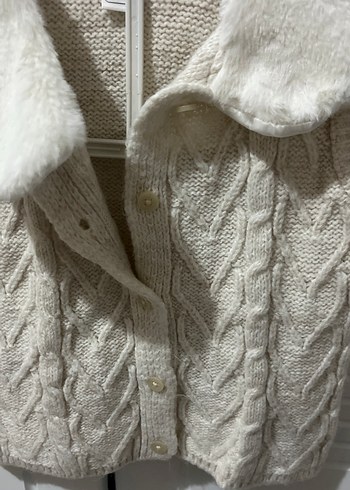 Kız Çocuk Beyaz Kürklü Örgü Yelek - Görsel 3