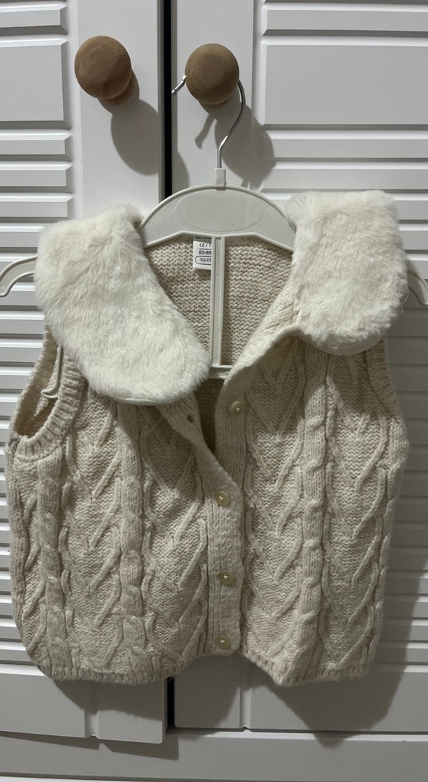 Kız Çocuk Beyaz Kürklü Örgü Yelek - Görsel 2