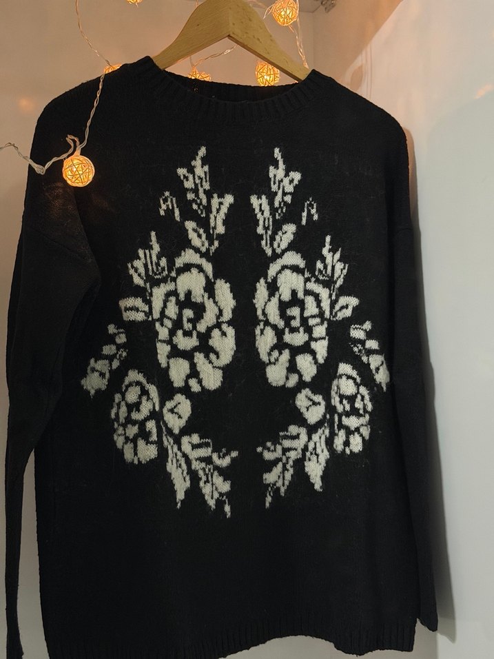 Siyah Çiçek Desenli Örgü Kadın Kazak - Görsel 3