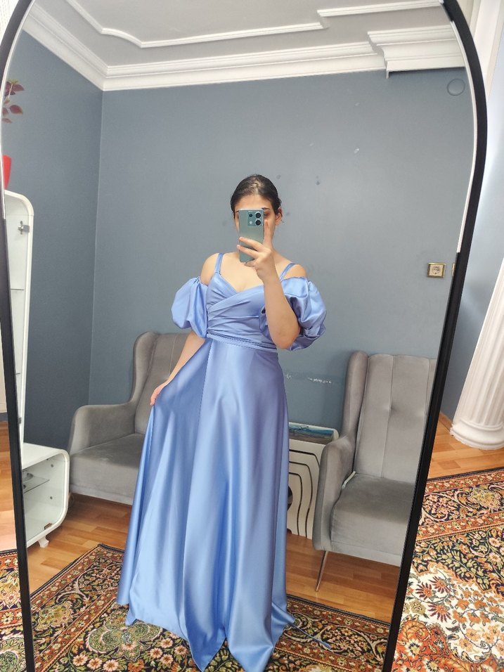 BEBE MAVİSİ UZUN SATEN KADIN ELBİSE ABİYE - Görsel 2