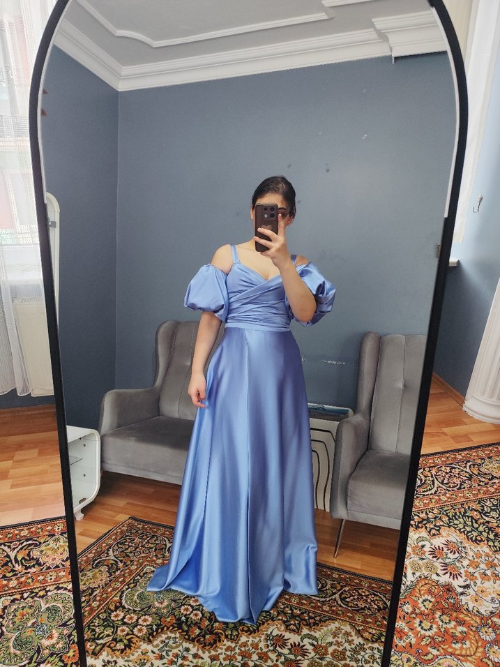 BEBE MAVİSİ UZUN SATEN KADIN ELBİSE ABİYE - Görsel 3