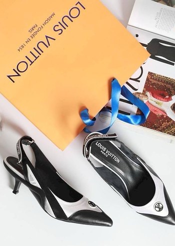 Louis Vuitton Parlak Baskılı Tokalı Stiletto - Görsel 9