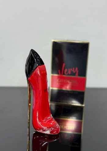 Carolina Herrera God Girl Gold Fantasy Kadın Parfümü - Görsel 4