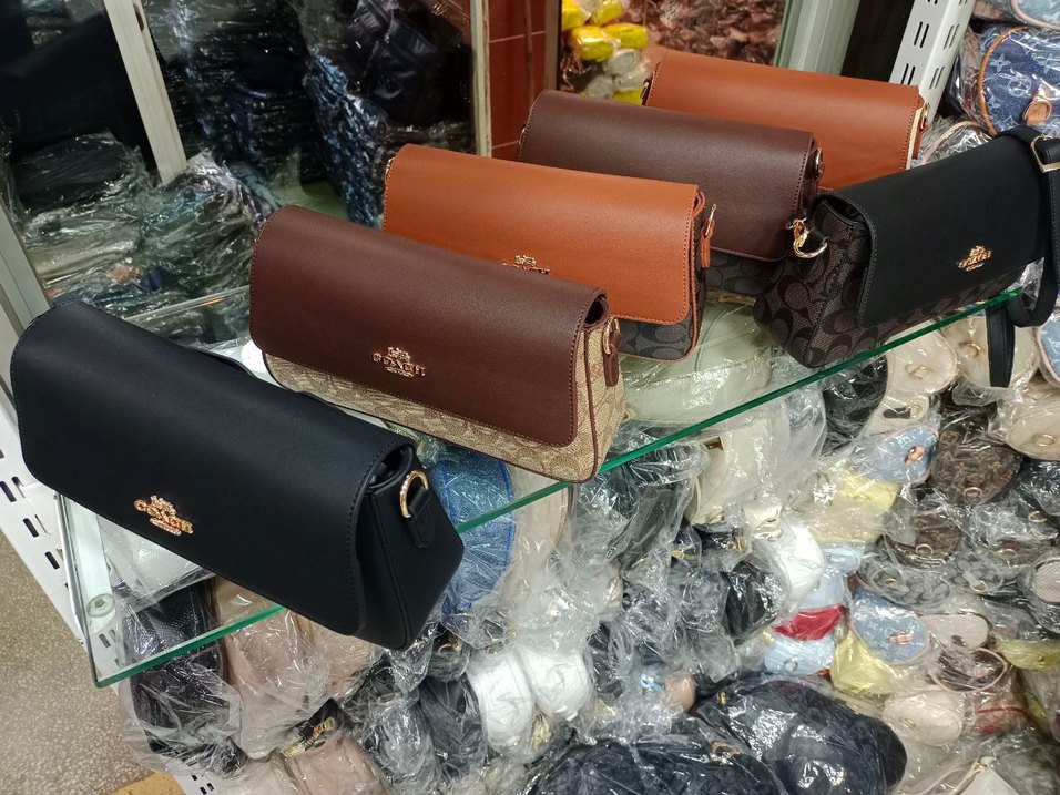 Coach Siyah Baskılı Deri Omuz Çantası - Görsel 4