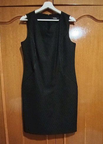 NARAMAXX Siyah Midi
Kolsuz Ofis Elbisesi - Görsel 2