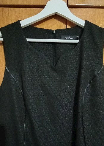 NARAMAXX Siyah Midi
Kolsuz Ofis Elbisesi - Görsel 4