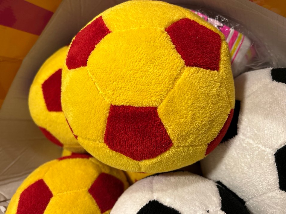 Renkli Futbol Desenli Peluş Toplar - Görsel 3