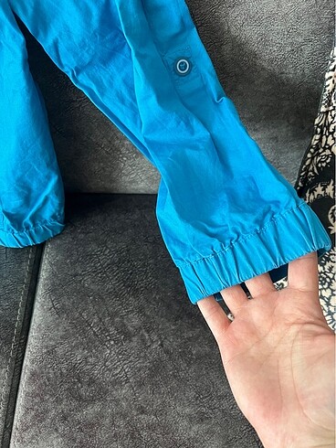 m Beden mavi Renk Bershka marka yağmurluk