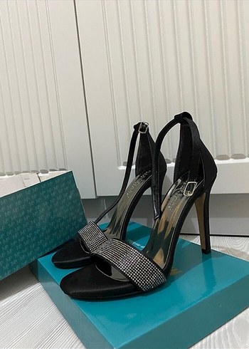 Siyah Parlak Tokalı İnce Topuklu Kadın Ayakkabı - Görsel 3