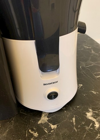 Beyaz ve gri elektrikli meyve sıkacağı - Görsel 2