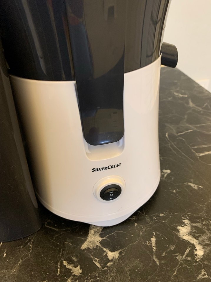 Beyaz ve gri elektrikli meyve sıkacağı - Görsel 2