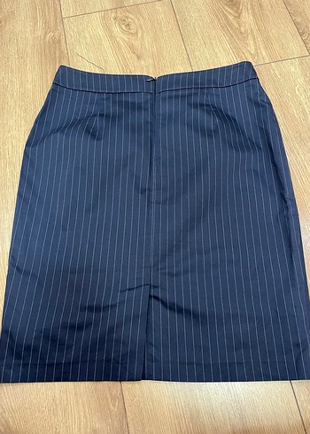 Zincir Detaylı Lacivert Çizgili Kalem Etek - Görsel 2
