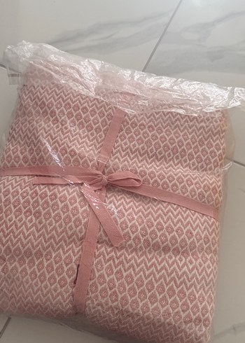 Pembe Desenli Yatak Örtüsü ve Çift Kişilik Pike - Görsel 3