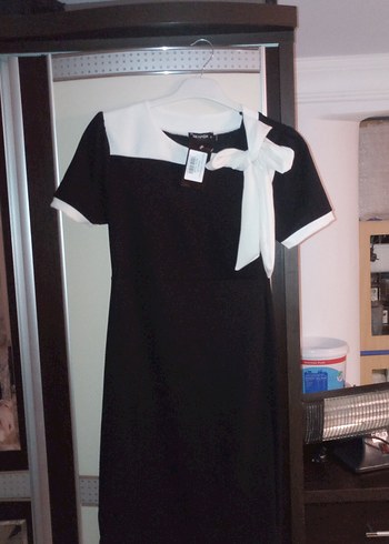 Siyah Beyaz Fiyonk Detaylı Midi Elbise - Görsel 2