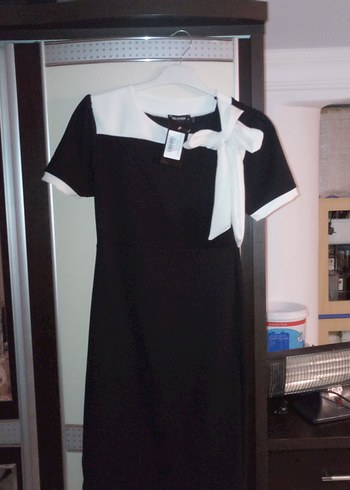 Siyah Beyaz Fiyonk Detaylı Midi Elbise - Görsel 3