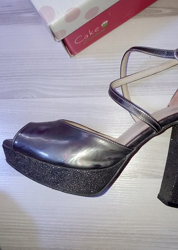 Gri Yılan Desenli Tokalı Stiletto Topuklu Ayakkabı - Görsel 3