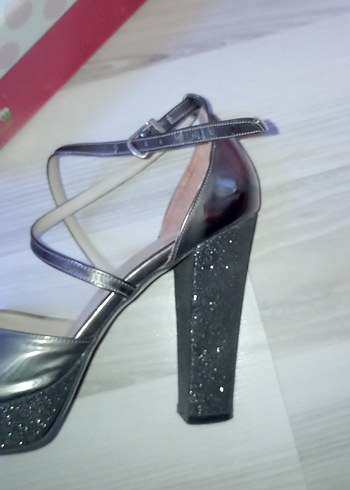 Gri Yılan Desenli Tokalı Stiletto Topuklu Ayakkabı - Görsel 2