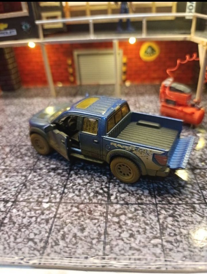 Mavi ve Gri Oyuncak Kamyonet - Görsel 4