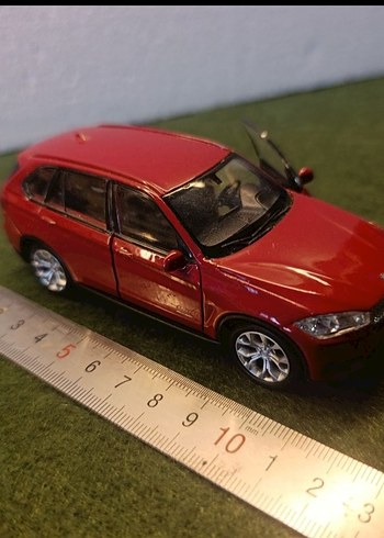 Parlak Kırmızı Oyuncak Araba - Görsel 3